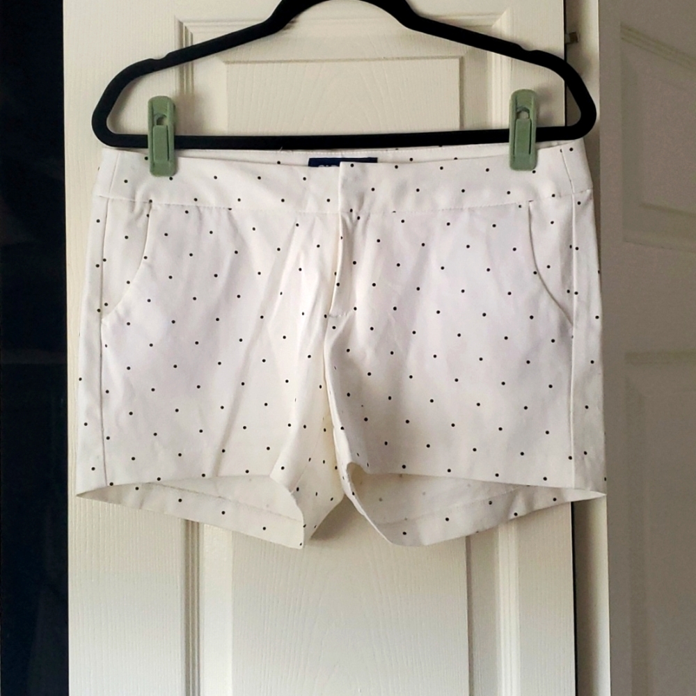 Old Navy White and Black Polka Dot Short 10 Quiet Luxury Classic Chic